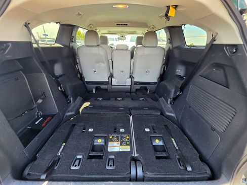 Used 2026 Toyota Sienna XLE FWD image 11