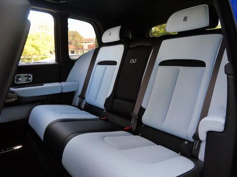 New 2026 Rolls-Royce Cullinan Black Badge image 8