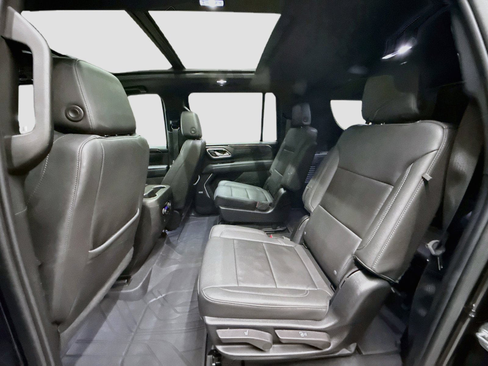 Used 2023 Chevrolet Suburban LT w/ Luxury Package AWD/4WD image 29