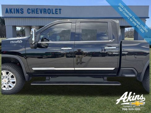 Used 2024 Chevrolet Silverado 2500 High Country w/ High Country Premium Package AWD/4WD image 2