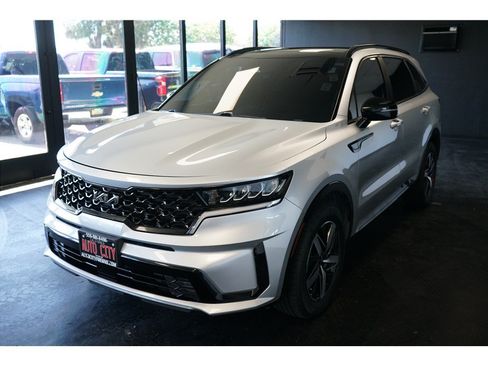 Used 2022 Kia Sorento EX w/ Panoramic Sunroof Package FWD image 3