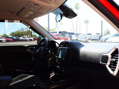 Used 2020 Kia Soul GT-Line FWD image 32
