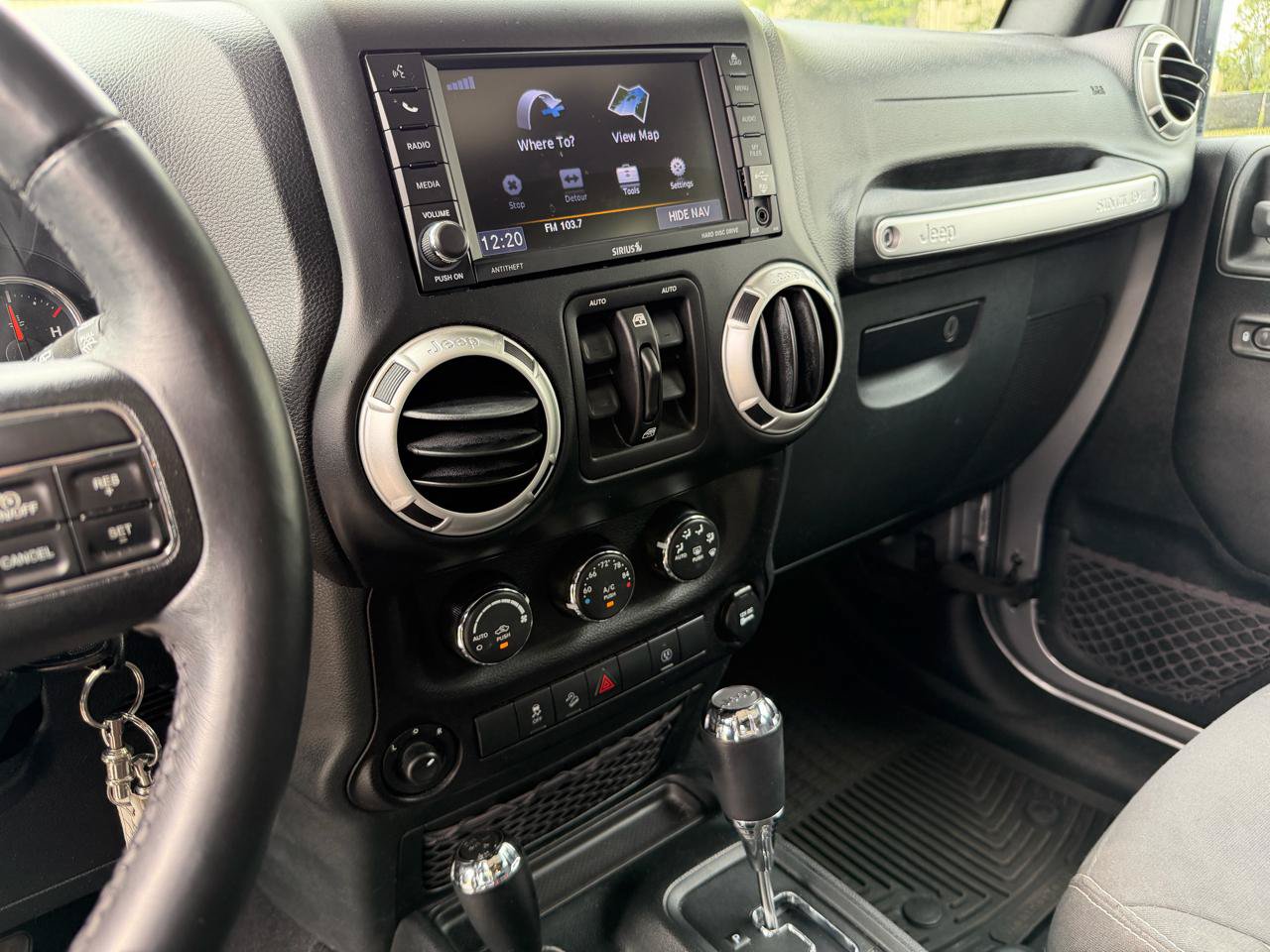 Used 2018 Jeep Wrangler Unlimited Rubicon w/ Connectivity Group AWD/4WD image 18