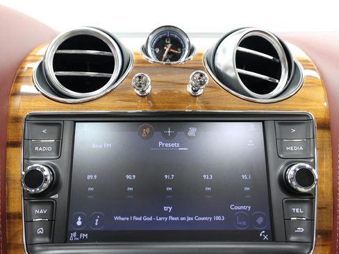 Used 2020 Bentley Bentayga Plug-In Hybrid image 41