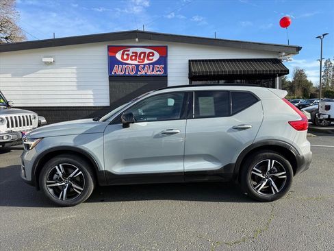 Used 2024 Volvo XC40 B5 Core image 3