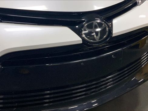 Used 2018 Toyota Corolla LE FWD image 30