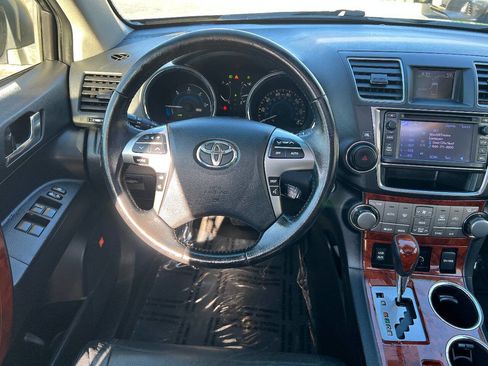 Used 2013 Toyota Highlander Limited AWD/4WD image 35