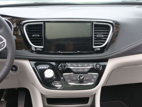 Used 2023 Chrysler Pacifica Limited AWD/4WD image 25