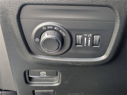 New 2025 Jeep Grand Cherokee Altitude image 13