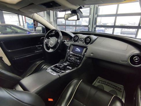 Used 2016 Jaguar XJ image 22