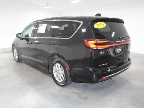 Used 2024 Chrysler Pacifica Touring-L image 7