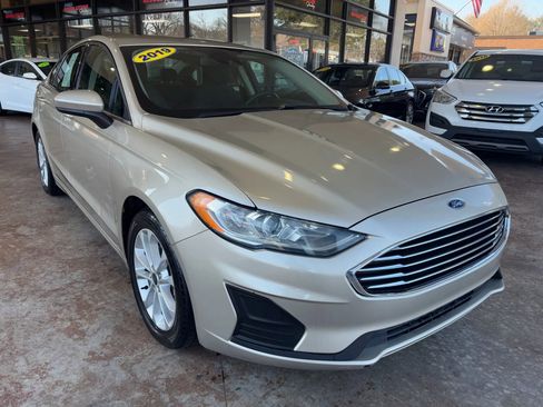 Used 2019 Ford Fusion SE image 1