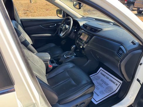 Used 2019 Nissan Rogue SL w/ Premium Package image 16