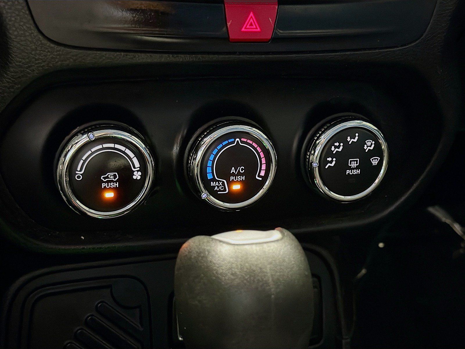 Used 2016 Jeep Renegade Latitude FWD image 10