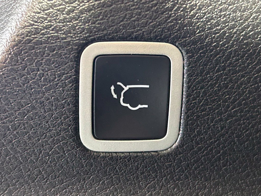 Used 2025 Chrysler Pacifica Limited FWD image 15