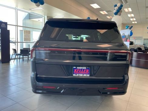 New 2026 Lincoln Navigator Reserve w/ Jet Appearance Package AWD/4WD image 4