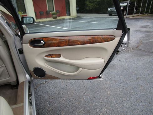 Used 2001 Jaguar XJ8 image 22