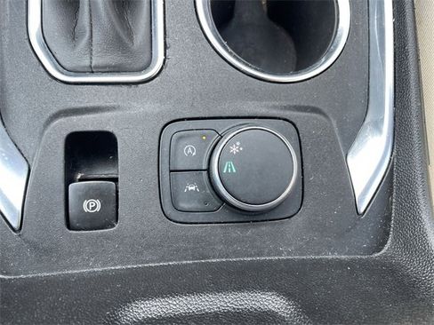 Used 2023 Chevrolet Traverse LS image 17