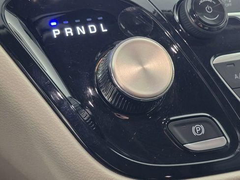 Used 2024 Chrysler Pacifica Touring-L image 33