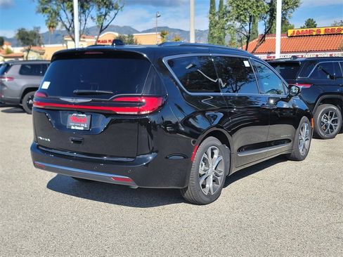 New 2026 Chrysler Pacifica Pinnacle image 4
