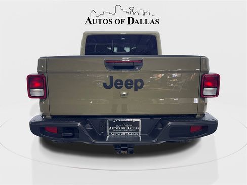Used 2025 Jeep Gladiator Sport w/ Premium Package image 7
