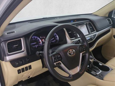 Used 2019 Toyota Highlander XLE AWD/4WD image 10