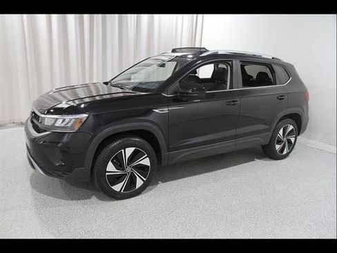 Certified 2023 Volkswagen Taos SE w/ Panoramic Sunroof Package AWD/4WD image 3