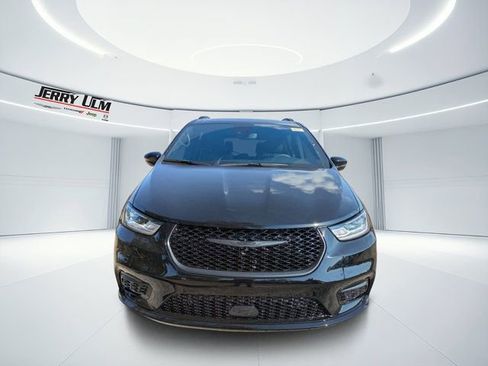 New 2026 Chrysler Pacifica Limited w/ S Appearance Package image 7