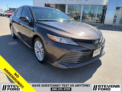 Used 2020 Toyota Camry XLE w/ Four Season Floor Mat Package image 4