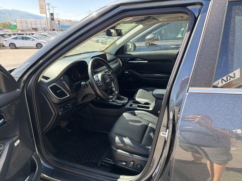 Certified 2023 Kia Seltos SX w/ SX Sunroof Package AWD/4WD image 11