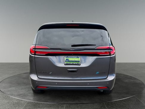 Used 2023 Chrysler Pacifica Touring-L w/ S Appearance Package FWD image 8