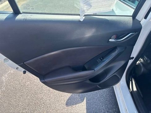 Used 2018 MAZDA MAZDA3 Touring FWD image 16