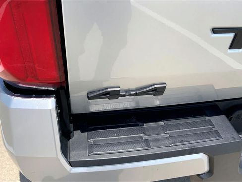 Used 2025 Toyota Tacoma SR5 AWD/4WD image 10