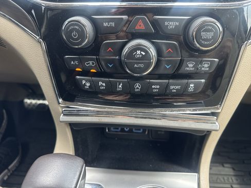 Used 2021 Jeep Grand Cherokee Overland AWD/4WD image 19