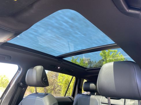 Used 2023 Volkswagen Tiguan SE R-Line image 8