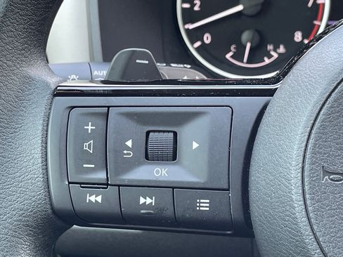 Used 2023 Nissan Rogue SV FWD image 12