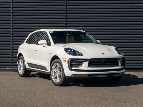 Certified 2023 Porsche Macan image 10