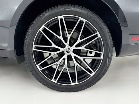 Certified 2025 Porsche Macan AWD/4WD image 33
