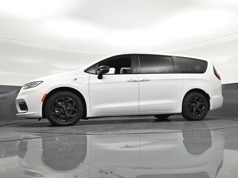 Used 2024 Chrysler Pacifica Limited FWD image 35