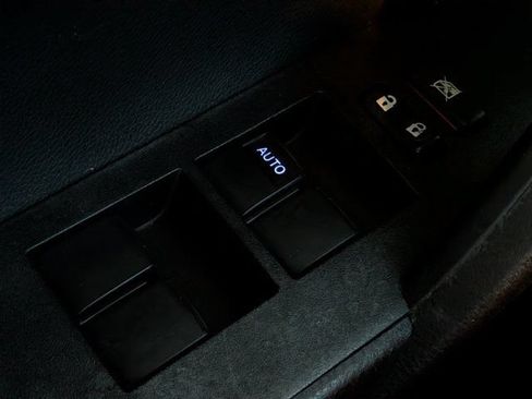 Used 2018 Toyota Corolla SE FWD image 18