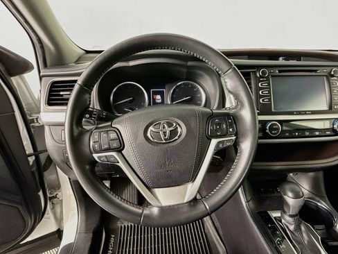 Used 2019 Toyota Highlander XLE AWD/4WD image 12
