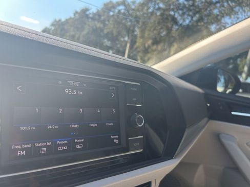 Used 2023 Volkswagen Jetta SE image 10