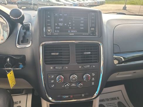 Used 2019 Dodge Grand Caravan SXT FWD image 14