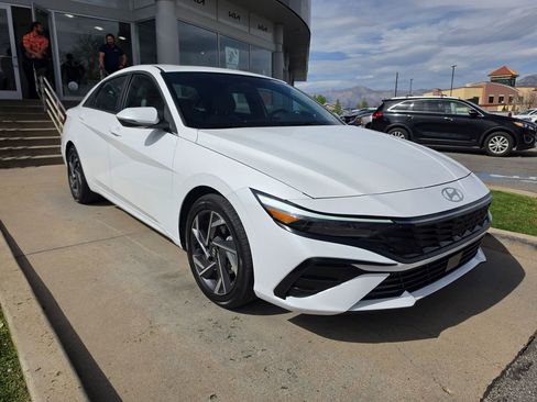 Used 2025 Hyundai Elantra Limited FWD image 3