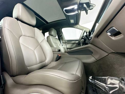 Certified 2025 Porsche Macan image 29
