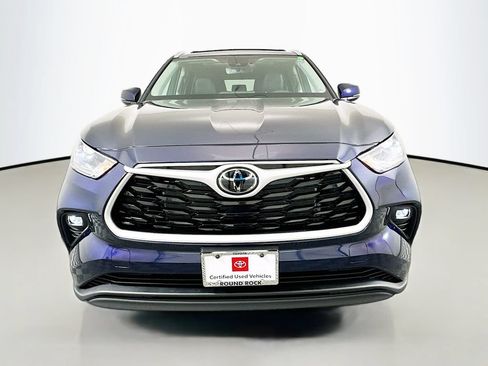 Used 2025 Toyota Highlander XLE FWD image 2