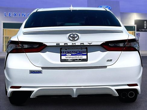 Used 2022 Toyota Camry SE FWD image 6