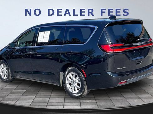 Used 2023 Chrysler Pacifica Touring-L FWD image 4