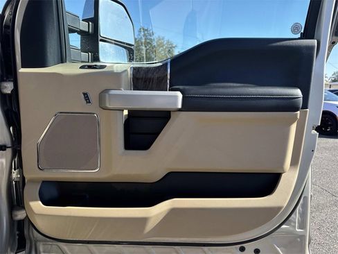 Used 2017 Ford F250 Lariat w/ Chrome Package image 31