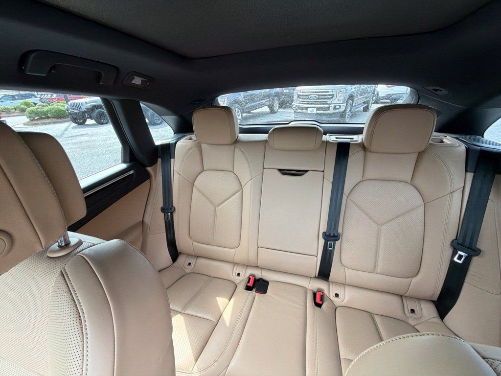 Used 2024 Porsche Macan AWD/4WD image 18